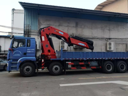 中山赛福公司喜迎一台随车吊